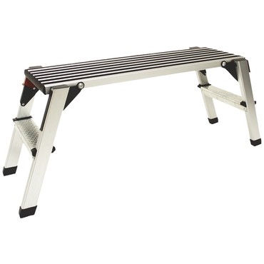 Banco dobrável de metal prateado com degraus antiderrapantes e faixa preta no topo