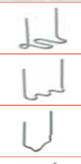 Três varões metálicos cinza com formas distintas sobre fundo branco