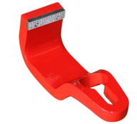 Peça plástica vermelha com superfície metálica e design ergonómico isolada no fundo branco