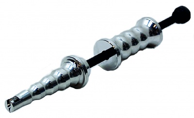 Ferramenta metálica cromada com punho negro e texturas onduladas