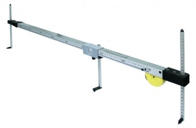 Instrumento de medição metálico comprido com escala e apoios verticais ajustáveis