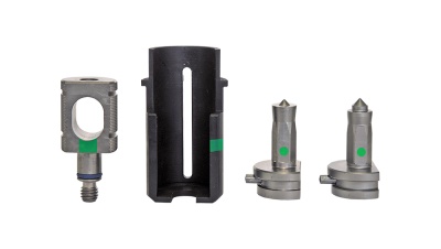 Conjunto de quatro peças metálicas industriais pequenas com marcas verdes