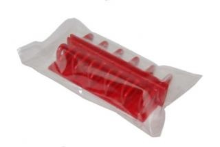 Utensílio de cozinha vermelho em embalagem plástica transparente