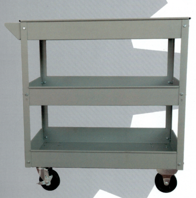 Carrinho de três prateleiras metálicas cinza com rodas e travas