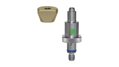 Parafuso cilíndrico de metal prateado com anel azul e marcação verde ao lado de porca dourada