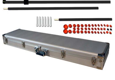 Conjunto para montagem com caixa metálica, hastes pretas, pinos e discos vermelhos e pretos.