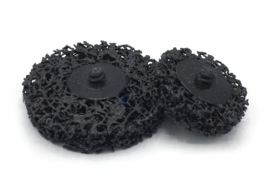 Dois discos abrasivos pretos com pino central sobre fundo branco