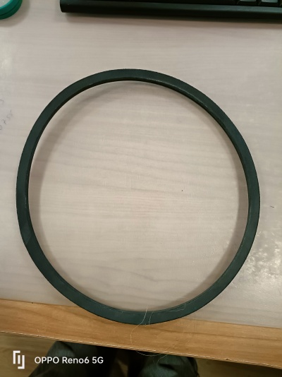 Anel circular negro em material semelhante a borracha sobre superfície clara