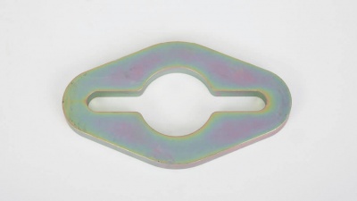 Peça metálica oval com orifício central e dois cortes laterais