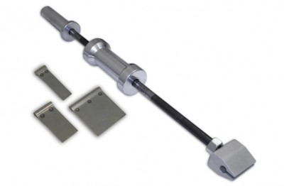 barra metálica prateada com três peças metálicas retangulares