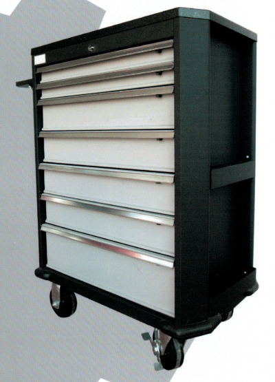 Carrinho de ferramentas preto com gavetas brancas e rodas