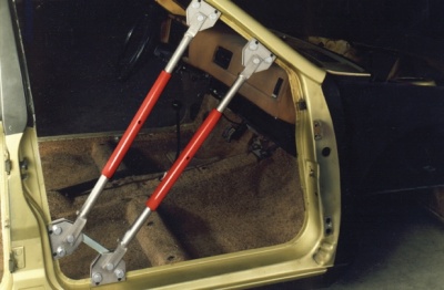 Estrutura metálica vermelha e cinza no interior de carroçaria amarela sem portas