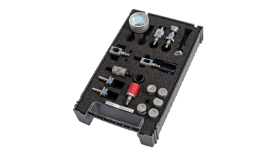 Conjunto de peças metálicas organizadas em caixa preta com espuma