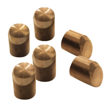 Cinco tampas cilíndricas de metal cobre com acabamento liso e superfície superior circular