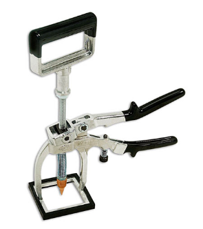 Ferramenta metálica com alças pretas e punho retangular