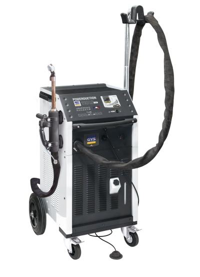 Equipamento industrial de soldadura com painel de controlo, rodas e tocha.