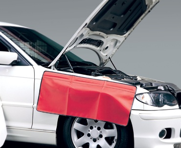 Carro branco com capô aberto e proteção vermelha durante manutenção