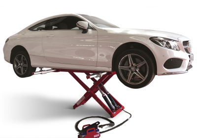 Carro branco de duas portas levantado por macaco hidráulico vermelho