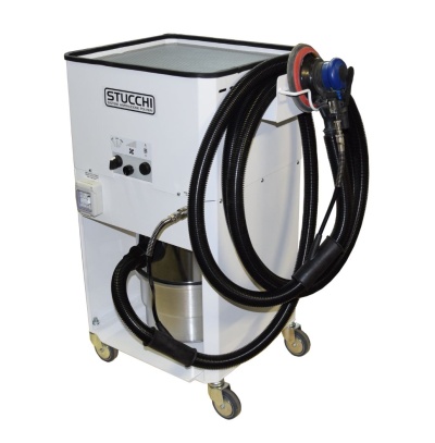 Máquina industrial branca com tubos pretos e rodas