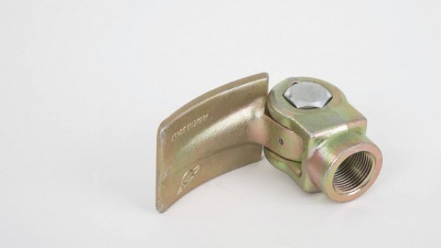 Ferramenta metálica dourada com porca hexagonal e placa curva