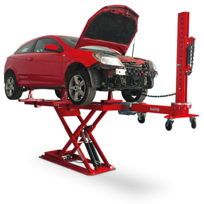 Carro vermelho em plataforma hidráulica vermelha de oficina, capô aberto e dianteira desmontada