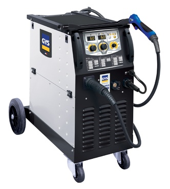 Máquina de soldar GYS metálica cinza e preta com painel frontal e manípulo azul sobre rodas