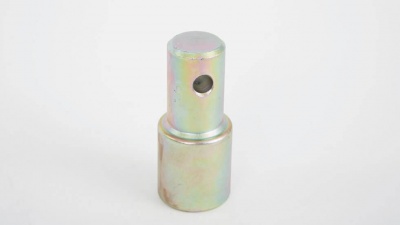 Peça metálica cilíndrica com orifício, fundo branco