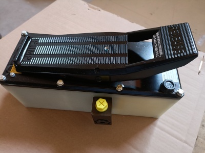 Pedal industrial de controlo de velocidade com caixa branca e botão amarelo