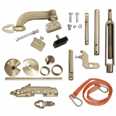 Conjunto de ferragens metálicas douradas com correia laranja