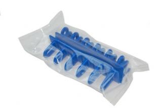 Suporte azul para organização de cabos em embalagem plástica