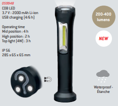 Lanterna LED preta com painel luminoso e três LEDs adicionais na base, texto técnico e ícones de impermeabilidade e USB