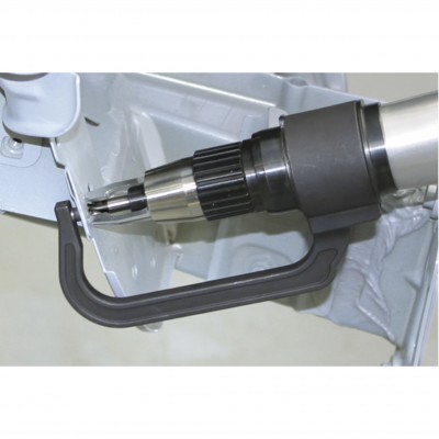 Ferramenta mecânica metálica e preta com pega em gancho numa estrutura metálica cinza