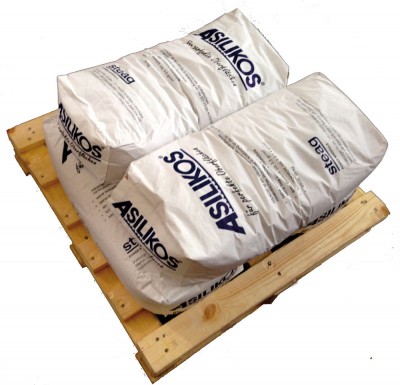 Sacos brancos de ASILIKOS sobre palete de madeira