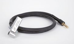 Cabo de áudio preto com conectores laterais em fundo branco