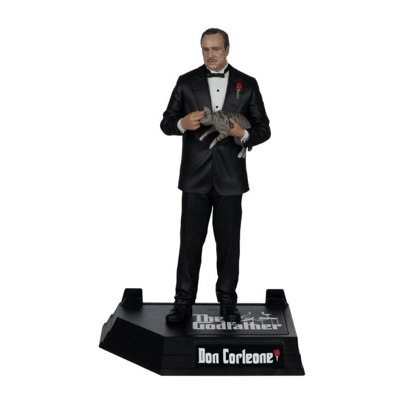 The Godfather Movie Maniacs Figure Don Corleone Figura de Don Corleone em fato preto segurando gato cinzento em base preta com texto The Godfather Don Corleone