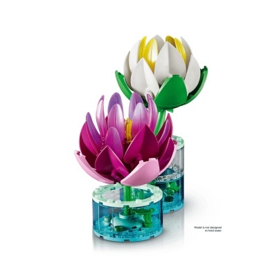 Modelos de flores de plástico roxas e brancas em bases azuis transparentes