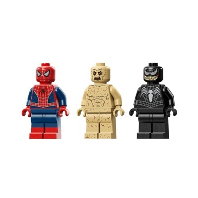 Três figuras LEGO minifiguras Spider-Man, figura bege manchada e Venom.