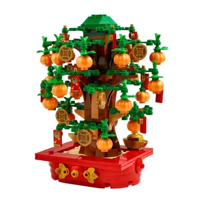 Árvore decorativa de LEGO com folhas verdes e frutos laranja