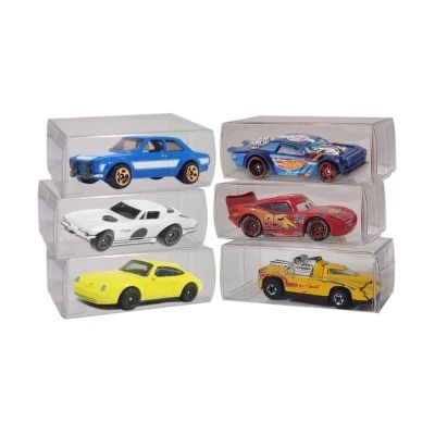 Seis carros de brinquedo Hot Wheels em embalagens transparentes empilhados