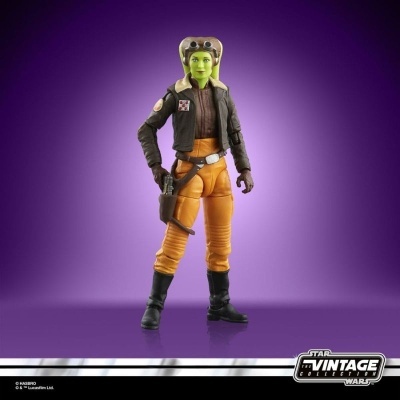 Figura de ação Star Wars com pele verde, roupa cinzenta e amarela, fundo roxo