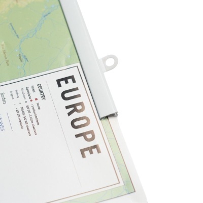 Mapa da Europa com suporte branco de plástico e texto de cidades