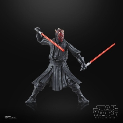 Figura de ação Darth Maul com duas espadas vermelhas e roupa preta em fundo preto