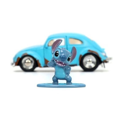 Miniatura azul do personagem Stitch com carrinho de brinquedo azul claro