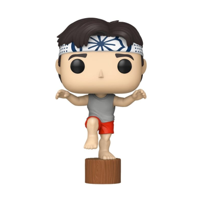 Figura Funko Pop masculina com faixa azul e branca, camisola cinzenta e calções vermelhos