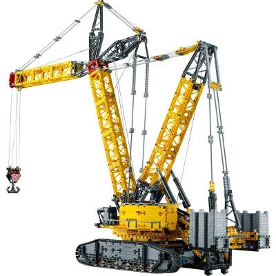 Modelo de grua amarela e preta feito de blocos de construção tipo Lego