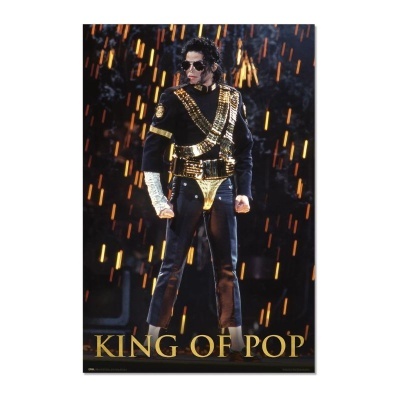 Poster de Michael Jackson com traje preto e dourado, óculos e texto KING OF POP