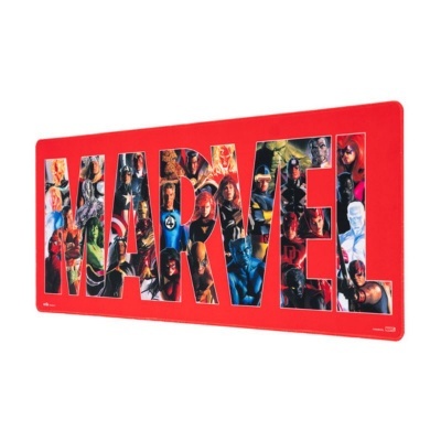 Tapete vermelho com texto MARVEL preenchido por imagens de personagens Marvel