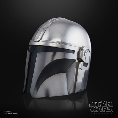 Capacete metálico prateado com visor preto Star Wars