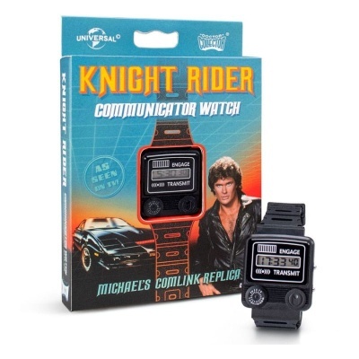 Relógio Knight Rider com embalagem azul e laranja e carateres no mostrador.