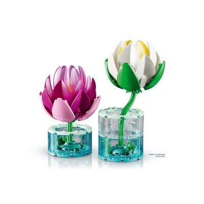 Modelos de flores feitas com peças de plástico em vasos translúcidos azuis